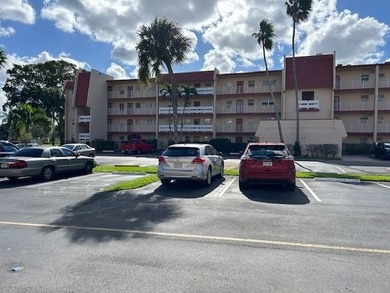 Spacious 2BR/2BA condo in the peaceful 55+ community of Oriole on Oriole Golf and Tennis Club in Florida - for sale on GolfHomes.com, golf home, golf lot