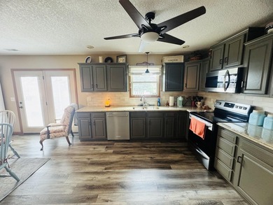 Beautiful Golf Course Living! 3 Beds/ 2 baths/ Open Floor plan on Lynx Golf Course in Ohio - for sale on GolfHomes.com, golf home, golf lot