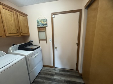 Beautiful Golf Course Living! 3 Beds/ 2 baths/ Open Floor plan on Lynx Golf Course in Ohio - for sale on GolfHomes.com, golf home, golf lot