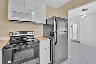 Light and bright 2/2 condo in Kings Point Golf & Country Club w/ on Kings Point Golf -Flanders Way in Florida - for sale on GolfHomes.com, golf home, golf lot