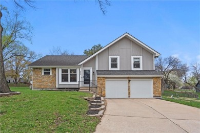 Move-in ready with soaring vaulted ceilings and an abundance of on Lakewood Oaks Golf Club, Ltd. in Missouri - for sale on GolfHomes.com, golf home, golf lot
