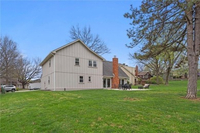 Move-in ready with soaring vaulted ceilings and an abundance of on Lakewood Oaks Golf Club, Ltd. in Missouri - for sale on GolfHomes.com, golf home, golf lot