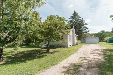 Welcome home! This charming home boasts a roomy living area with on Lake Arrowhead Golf Course - The Lakes in Wisconsin - for sale on GolfHomes.com, golf home, golf lot