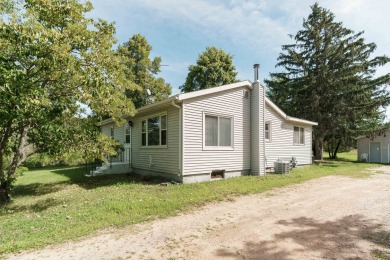 Welcome home! This charming home boasts a roomy living area with on Lake Arrowhead Golf Course - The Lakes in Wisconsin - for sale on GolfHomes.com, golf home, golf lot