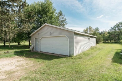 Welcome home! This charming home boasts a roomy living area with on Lake Arrowhead Golf Course - The Lakes in Wisconsin - for sale on GolfHomes.com, golf home, golf lot