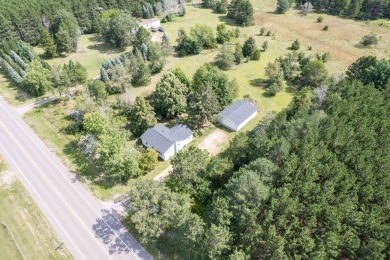 Welcome home! This charming home boasts a roomy living area with on Lake Arrowhead Golf Course - The Lakes in Wisconsin - for sale on GolfHomes.com, golf home, golf lot