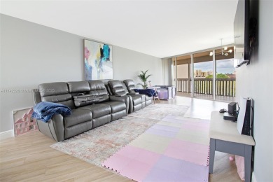 Welcome to this beautiful fully remodeled space! Bathrooms on Inverrary Country Club in Florida - for sale on GolfHomes.com, golf home, golf lot