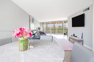 Welcome to this beautiful fully remodeled space! Bathrooms on Inverrary Country Club in Florida - for sale on GolfHomes.com, golf home, golf lot
