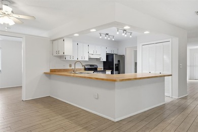 One or more photo(s) has been virtually staged. This is the on Venice East Golf Club in Florida - for sale on GolfHomes.com, golf home, golf lot