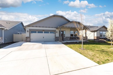 ASSUMABLE FHA LOAN at 2.6%! Don't miss out on this turn-key home on Hunters Point Golf Club in Idaho - for sale on GolfHomes.com, golf home, golf lot