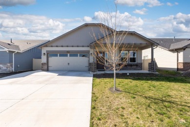 ASSUMABLE FHA LOAN at 2.6%! Don't miss out on this turn-key home on Hunters Point Golf Club in Idaho - for sale on GolfHomes.com, golf home, golf lot