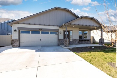 ASSUMABLE FHA LOAN at 2.6%! Don't miss out on this turn-key home on Hunters Point Golf Club in Idaho - for sale on GolfHomes.com, golf home, golf lot