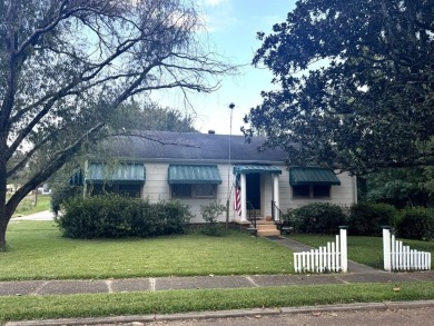 NEW TO THE MARKET IS THIS 4 BEDROOM, 2 BATH HOME ON A CORNER LOT on Duncan Park Golf Course in Mississippi - for sale on GolfHomes.com, golf home, golf lot