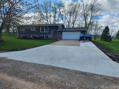 3bed/2bath split foyer home on a .48 Acre lot with mature trees on Fox Run Golf and Country Club in Iowa - for sale on GolfHomes.com, golf home, golf lot