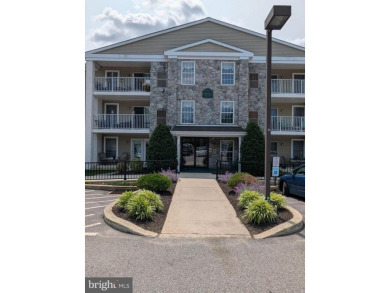 Fabulous 2-bedroom, 2 bath first-floor condo in the sought-after on Westover Golf Club in Pennsylvania - for sale on GolfHomes.com, golf home, golf lot