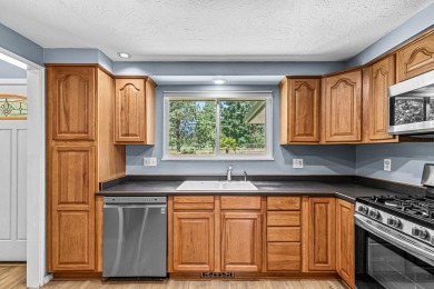 Updated Old East Medford with a huge yard, finished shop, and on Rogue Valley Country Club in Oregon - for sale on GolfHomes.com, golf home, golf lot