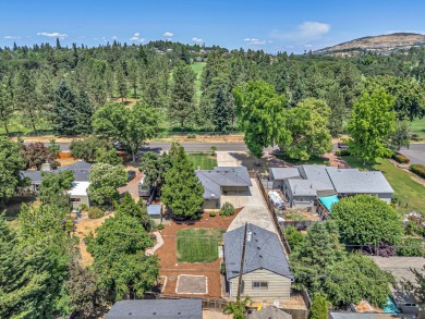 Updated Old East Medford with a huge yard, finished shop, and on Rogue Valley Country Club in Oregon - for sale on GolfHomes.com, golf home, golf lot