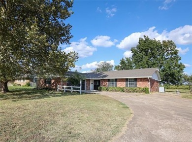 Golf Lover's Dream!
This 3-bedroom, 2-bath home with a 2-car on  in Oklahoma - for sale on GolfHomes.com, golf home, golf lot