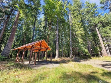 Discover an outdoor enthusiasts paradise at 106 Maple Court! on High Valley Country Club in Washington - for sale on GolfHomes.com, golf home, golf lot