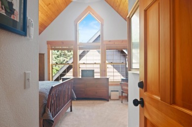 Charming chalet located on the 14th fairway in one of Central on Eagle Crest Golf Resort - Ridge Course in Oregon - for sale on GolfHomes.com, golf home, golf lot