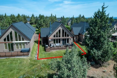 Charming chalet located on the 14th fairway in one of Central on Eagle Crest Golf Resort - Ridge Course in Oregon - for sale on GolfHomes.com, golf home, golf lot