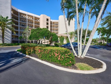 Welcome to this exquisite 2-bed, 2-bath condo in the highly on Fountains Golf and Country Club in Florida - for sale on GolfHomes.com, golf home, golf lot