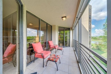 NEW ROOF! WASHER/DRYER in Unit! COMPLETELY FURNISHED 1 Bedroom on Inverrary Country Club in Florida - for sale on GolfHomes.com, golf home, golf lot