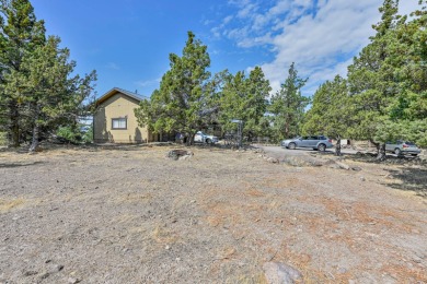 Welcome to this warm and inviting 3-bedroom, 2-bathroom home on Lake Shastina Golf Course in California - for sale on GolfHomes.com, golf home, golf lot