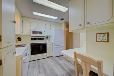 REDUCED!! MAINTENANCE-FREE AND MOVE-IN READY! Welcome to VENICE on Pelican Pointe Golf and Country Club in Florida - for sale on GolfHomes.com, golf home, golf lot