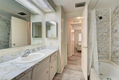 REDUCED!! MAINTENANCE-FREE AND MOVE-IN READY! Welcome to VENICE on Pelican Pointe Golf and Country Club in Florida - for sale on GolfHomes.com, golf home, golf lot