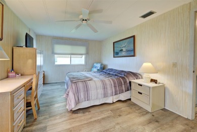 REDUCED!! MAINTENANCE-FREE AND MOVE-IN READY! Welcome to VENICE on Pelican Pointe Golf and Country Club in Florida - for sale on GolfHomes.com, golf home, golf lot