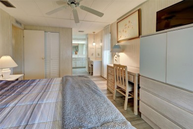 REDUCED!! MAINTENANCE-FREE AND MOVE-IN READY! Welcome to VENICE on Pelican Pointe Golf and Country Club in Florida - for sale on GolfHomes.com, golf home, golf lot