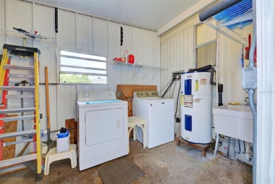 REDUCED!! MAINTENANCE-FREE AND MOVE-IN READY! Welcome to VENICE on Pelican Pointe Golf and Country Club in Florida - for sale on GolfHomes.com, golf home, golf lot