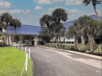 REDUCED!! MAINTENANCE-FREE AND MOVE-IN READY! Welcome to VENICE on Pelican Pointe Golf and Country Club in Florida - for sale on GolfHomes.com, golf home, golf lot