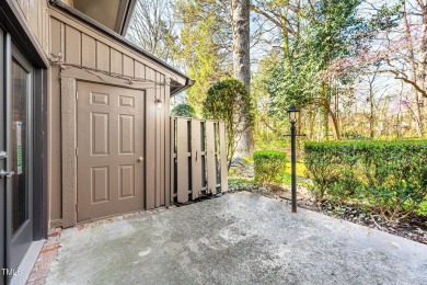 906 Oak Tree is a charming, fully renovated condo in a on Chapel Hill Country Club in North Carolina - for sale on GolfHomes.com, golf home, golf lot