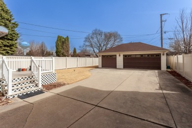 Great opportunity on this 3 bedroom 2 bath Oak Lawn home.  There on Stony Creek Golf Course in Illinois - for sale on GolfHomes.com, golf home, golf lot