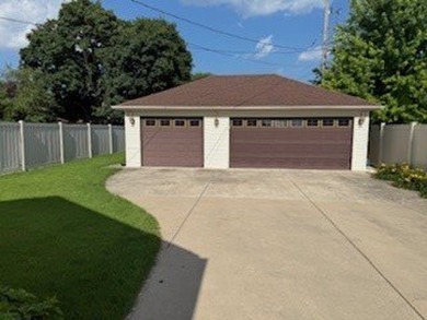 Welcome home to this super charming 3 bedroom, 2 bath home on Stony Creek Golf Course in Illinois - for sale on GolfHomes.com, golf home, golf lot