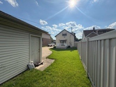 Welcome home to this super charming 3 bedroom, 2 bath home on Stony Creek Golf Course in Illinois - for sale on GolfHomes.com, golf home, golf lot