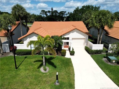 Affordable Palm City - This move-in ready 2 or 3 bedroom, 2 bath on Martin Downs Country Club in Florida - for sale on GolfHomes.com, golf home, golf lot
