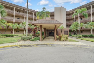 This beautiful 2-bedroom, 2-bathroom condo offers a spacious 1 on Fountains Golf and Country Club in Florida - for sale on GolfHomes.com, golf home, golf lot