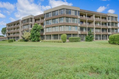 This beautiful 2-bedroom, 2-bathroom condo offers a spacious 1 on Fountains Golf and Country Club in Florida - for sale on GolfHomes.com, golf home, golf lot