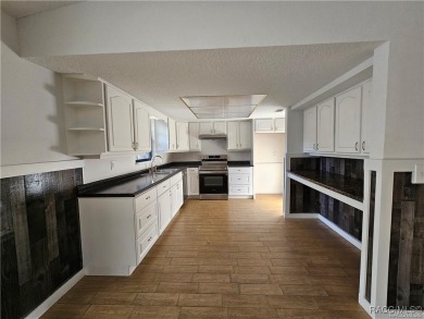 GREAT 4/2 HOME CLOSE TO TOWN IN CRYSTAL RIVER! INVESTORS...SHORT on Plantation Inn and Golf Resort  in Florida - for sale on GolfHomes.com, golf home, golf lot