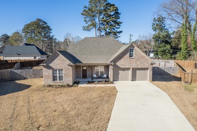 Beautiful and well maintained home located in a quiet culdesac on Big Oaks Golf Club in Mississippi - for sale on GolfHomes.com, golf home, golf lot