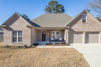 Beautiful and well maintained home located in a quiet culdesac on Big Oaks Golf Club in Mississippi - for sale on GolfHomes.com, golf home, golf lot