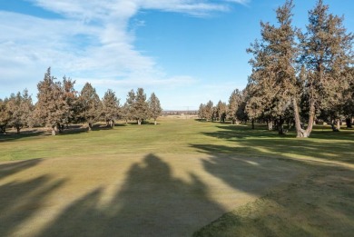 Exceptionally well maintained end unit townhome on the 6th green on Eagle Crest Golf Resort - Resort Course in Oregon - for sale on GolfHomes.com, golf home, golf lot