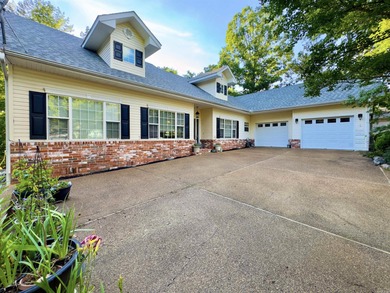 Welcome to 117 Cifuentes Way, a charming 3BR, 4BA custom home on Ponce De Leon Golf Course in Arkansas - for sale on GolfHomes.com, golf home, golf lot