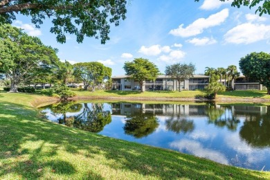 Discover the potential of this delightful 2br/2bth villa in on Hunters Run Golf and Country Club in Florida - for sale on GolfHomes.com, golf home, golf lot