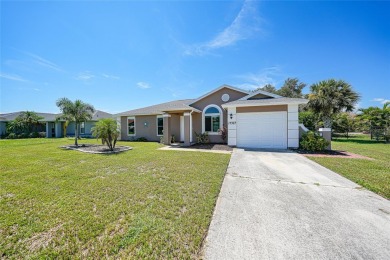Move-in ready 3-bedroom, 2-bathroom single-family home with on Duffys Golf Center in Florida - for sale on GolfHomes.com, golf home, golf lot
