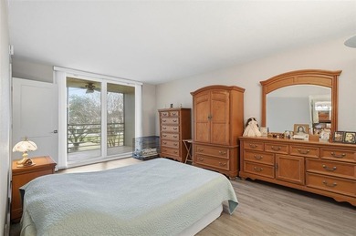 Beautifully updated third-floor condo in desirable Palm-Aire on Oaks Country Club in Florida - for sale on GolfHomes.com, golf home, golf lot