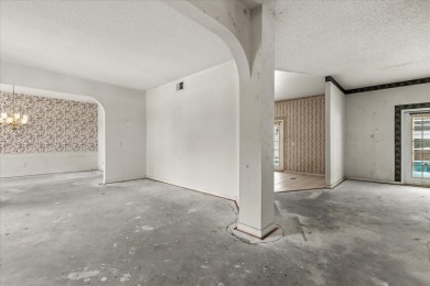 **SELLER IS PREPARED TO REPLACE THE ROOF PRIOR TO CLOSING** on Eastwood Golf Club in Florida - for sale on GolfHomes.com, golf home, golf lot